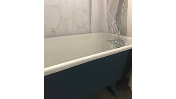 Ensemble douche/baignoire, sĂšche-cheveux, serviettes fournies, savon