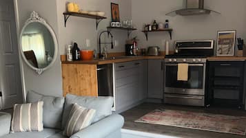 Télévision, cheminée, livres, chaßne hi-fi