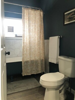 淋浴/盆浴组合、吹风机、毛巾、肥皂