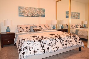 4 quartos, escrivaninha, ferros/tábuas de passar roupa, berço de viagem