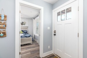 3 habitaciones, tabla de planchar con plancha y cuna de viaje 