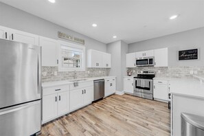 Kjøleskap, mikrobølgeovn, ovn og kokeplater