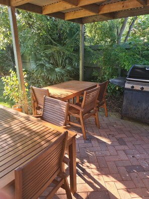 Outdoor dining - Room for everyone ..comfortable
beds for large groups (MASTERTON)