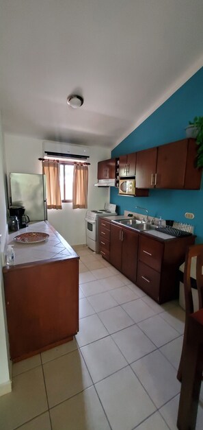 Een koelkast, een magnetron, een oven, een kookplaat