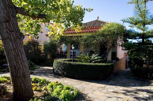 The Orange Lemon Tree House by Florit Flats