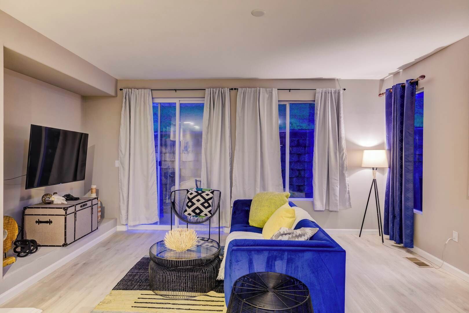 电视、电子游戏、书、办公室