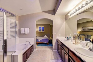 Kombinert dusj/badekar, hårføner og håndklær