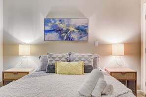 5 soverom, skrivebord, strykejern/-brett og reiseseng for barn