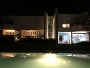 Alberca al aire libre y alberca climatizada