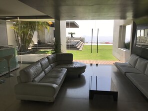 Smart TV, chimenea, reproductor de DVD, mesa de ping pong