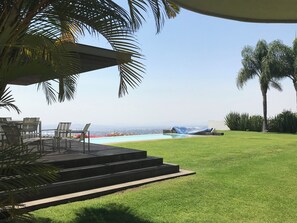 Una piscina al aire libre, una piscina climatizada