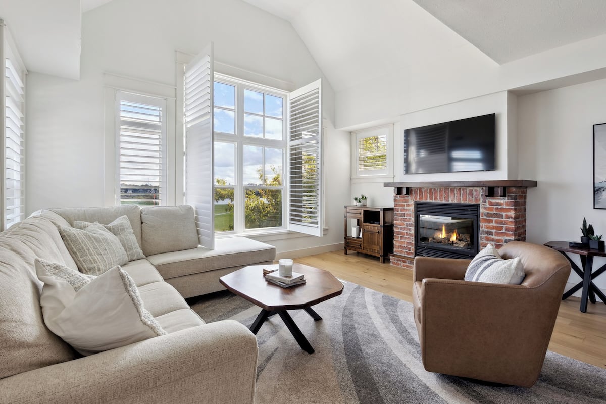 Premium Condo, 3 Bedrooms (210 Rivergrass - No Pets Allowed) | Living area | 40-inch Smart TV with cable channels, TV, streaming services