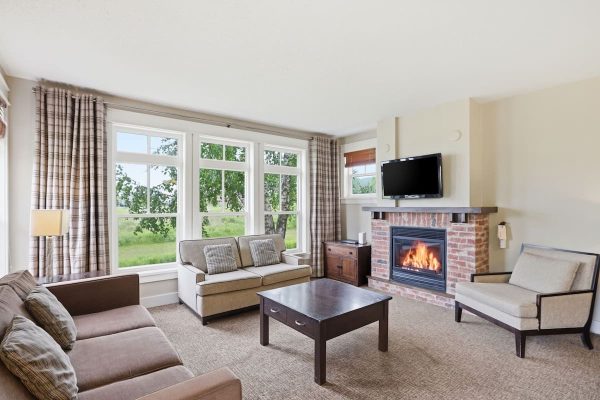 106 Rivergrass - No Pets Allowed | Living area | 40-inch Smart TV with cable channels, TV, fireplace