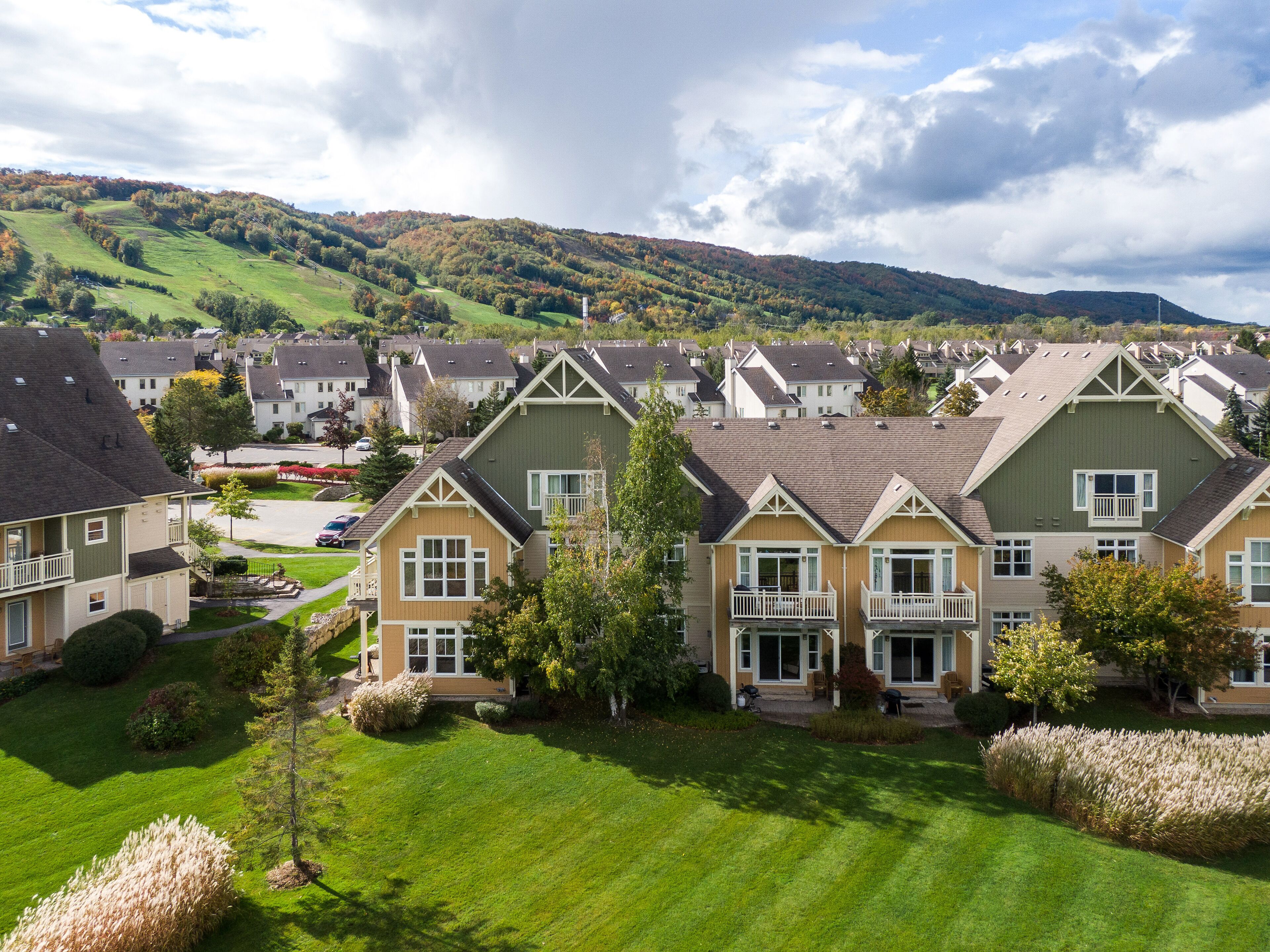 Un quartier résidentiel où les maisons se distinguent par leurs toits à pignon et leurs porches à l’avant.