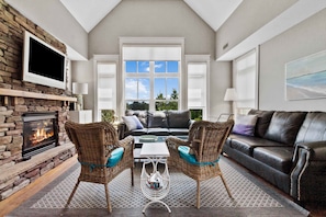 Premium Townhome, 3 Bedrooms (219 Rivergrass - Pet Friendly) | Living area | 40-inch Smart TV with cable channels, TV, streaming services