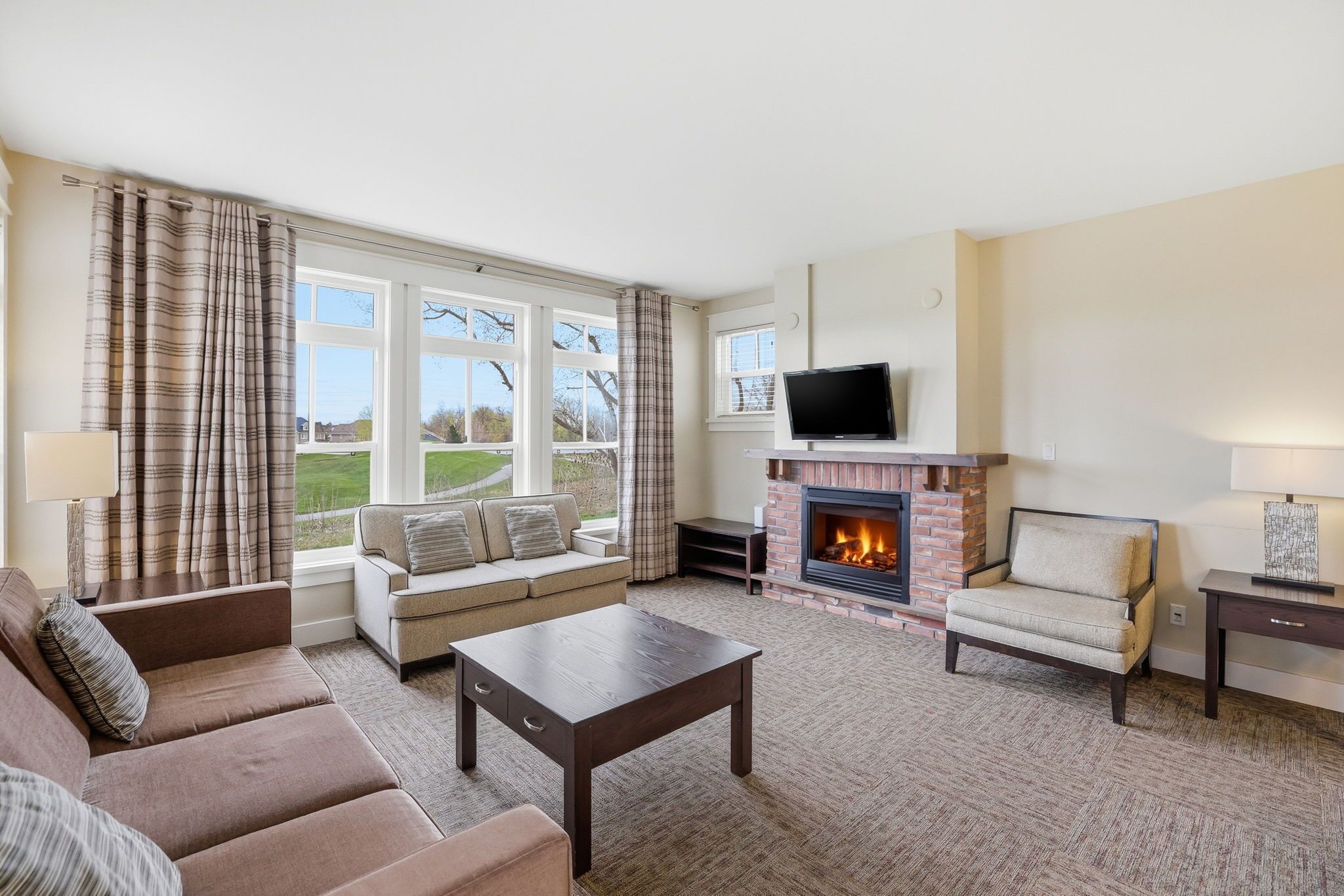Deluxe Condo, Mountain View | Living area