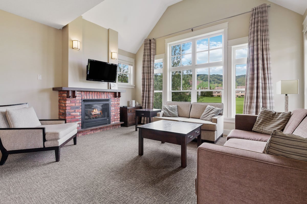 Premium Condo, 3 Bedrooms (239 Rivergrass - No Pets Allowed) | 2 bedrooms, free WiFi, bed sheets