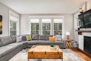 Casa de ciudad Premium, 2 habitaciones (134 Rivergrass - No Pets Allowed) | Área de sala de estar | Smart TV de 40 pulgadas con canales por cable y televisión 