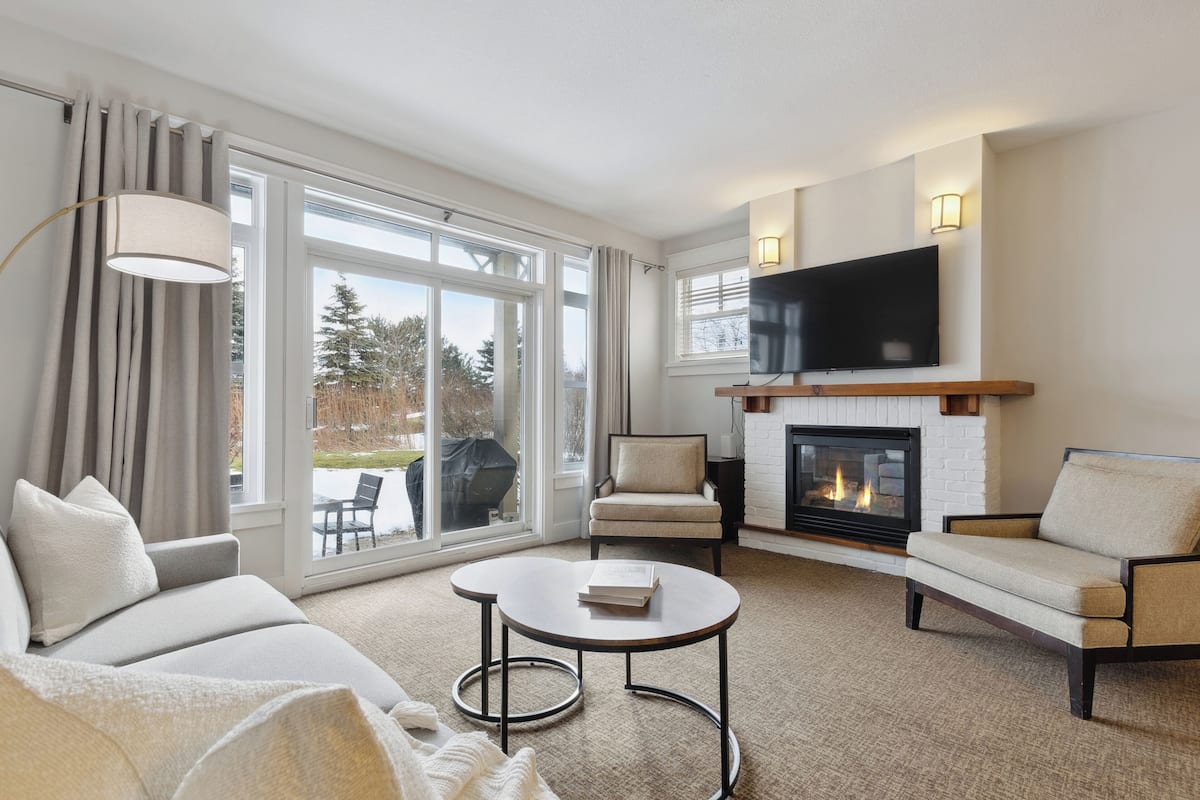 Premium Townhome, 2 Bedrooms (123 Rivergrass - Pet Friendly) | Living area | 40-inch Smart TV with cable channels, TV, streaming services