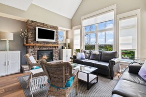 Premium Townhome, 3 Bedrooms (219 Rivergrass - Pet Friendly) | Free WiFi, bed sheets