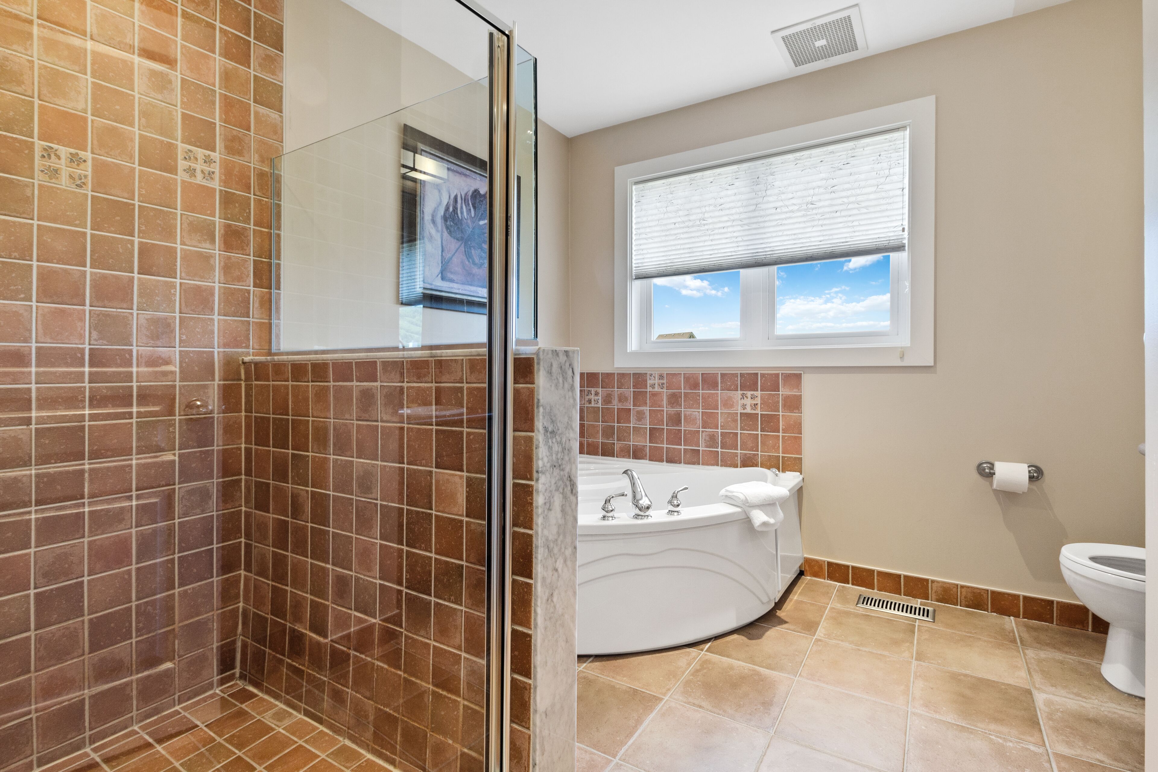 Ein Badezimmer mit Duschkabine, Badewanne und Toilette.