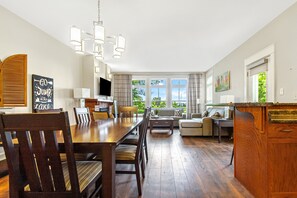 Maison en rangée Prestige, 2 chambres (115 Rivergrass - No Pets Allowed) | Repas dans la chambre