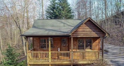 Couples Getaway! Private, Romantic, Cabin with Jacuzzi & Hot Tub in Gatlinburg