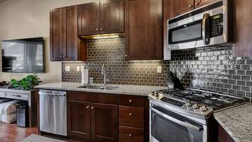 Casa, 2 habitaciones | Cocina privada | Horno, lavavajillas, cafetera y tetera y utensilios de cocina