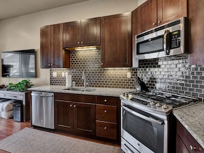 House, 2 Bedrooms | Private kitchen | Oven, dishwasher, coffee/tea maker, cookware/dishes/utensils - Newpark Terrace by Blueswell (Park City)