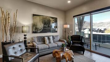 House, 2 Bedrooms | Living room | Fireplace