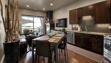 Casa, 2 habitaciones | Cocina privada | Horno, lavavajillas, cafetera y tetera y utensilios de cocina