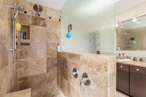 Bañera con ducha, secador de pelo, toallas, jabón