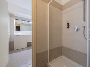 Combined shower/bathtub, hair dryer, towels, soap - Corso Venezia - Elegant 1 BR apt with shared rooftop terrace in the heart of Milan (Milano)