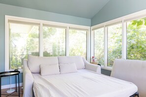 4 bedrooms, iron/ironing board, WiFi - The Great Escape: Blocks From Your Private Beach (New Buffalo Township)