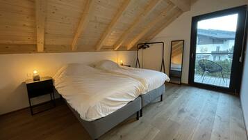4 bedrooms, free WiFi, bed sheets, wheelchair access