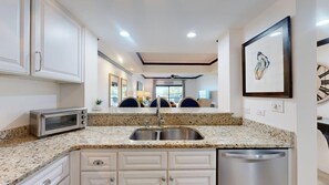 Fridge, microwave, oven, stovetop - Panoramic views of the inter-coastal waterway Broad Creek! (Hilton Head)