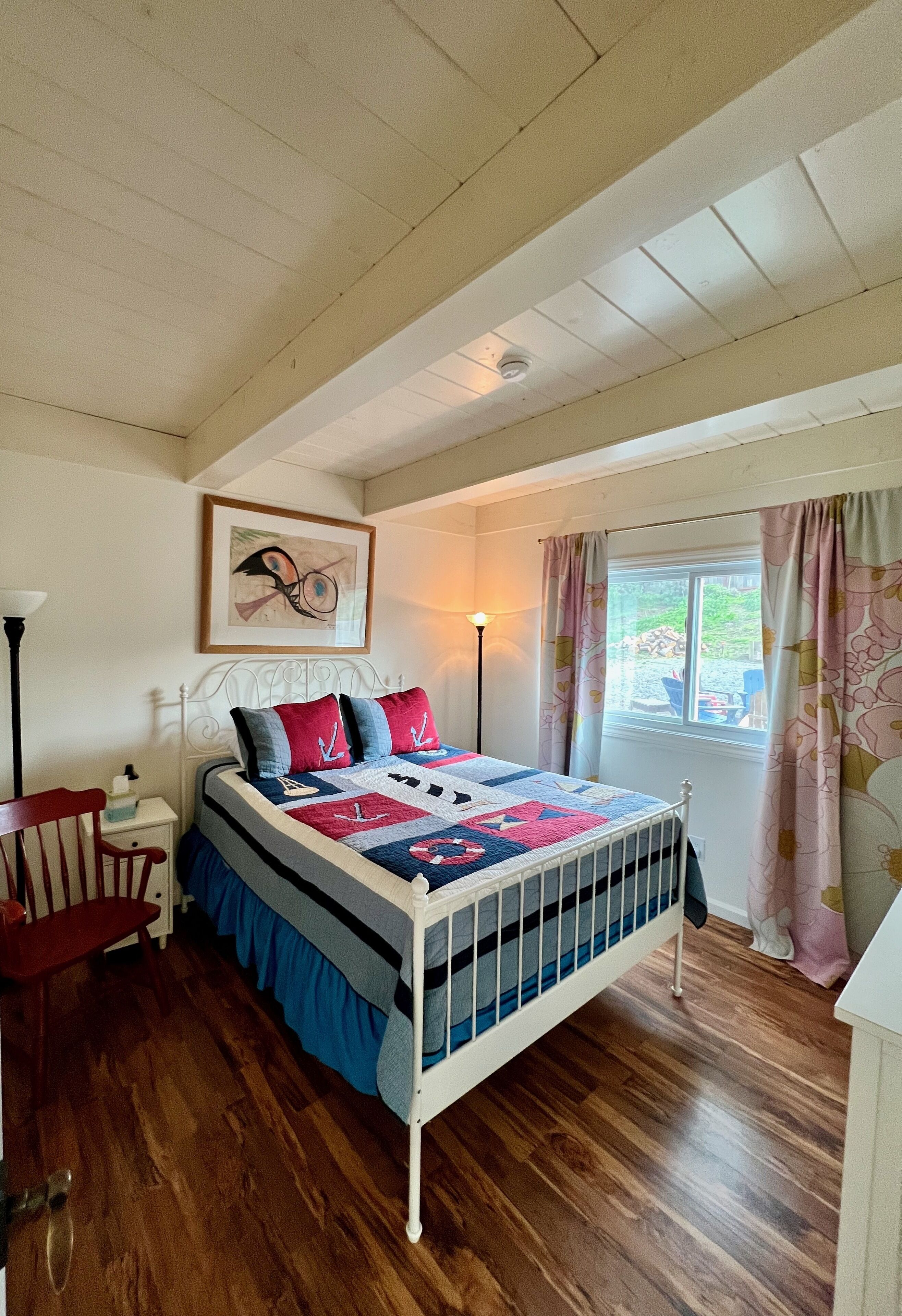 Downstairs master bedroom. 1 queen bed.