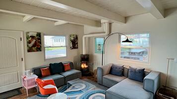 Smart TV, chimenea y futbolito