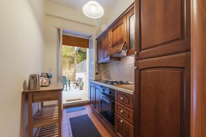 Oven, stovetop, toaster - San Pietro Cozy Apartment with Terrace! (Roma)