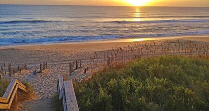 The Oasis, Sauna, Two Person Jetted Tub, Beaches by The East Coast Host!