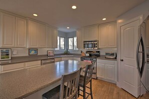 Fridge, microwave, stovetop, dishwasher - Mountain-View Home < 15 Mi to Alta + Snowbird (Sandy)