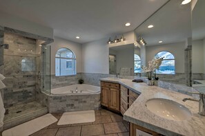 Articles de toilette gratuits, sèche-cheveux, serviettes fournies