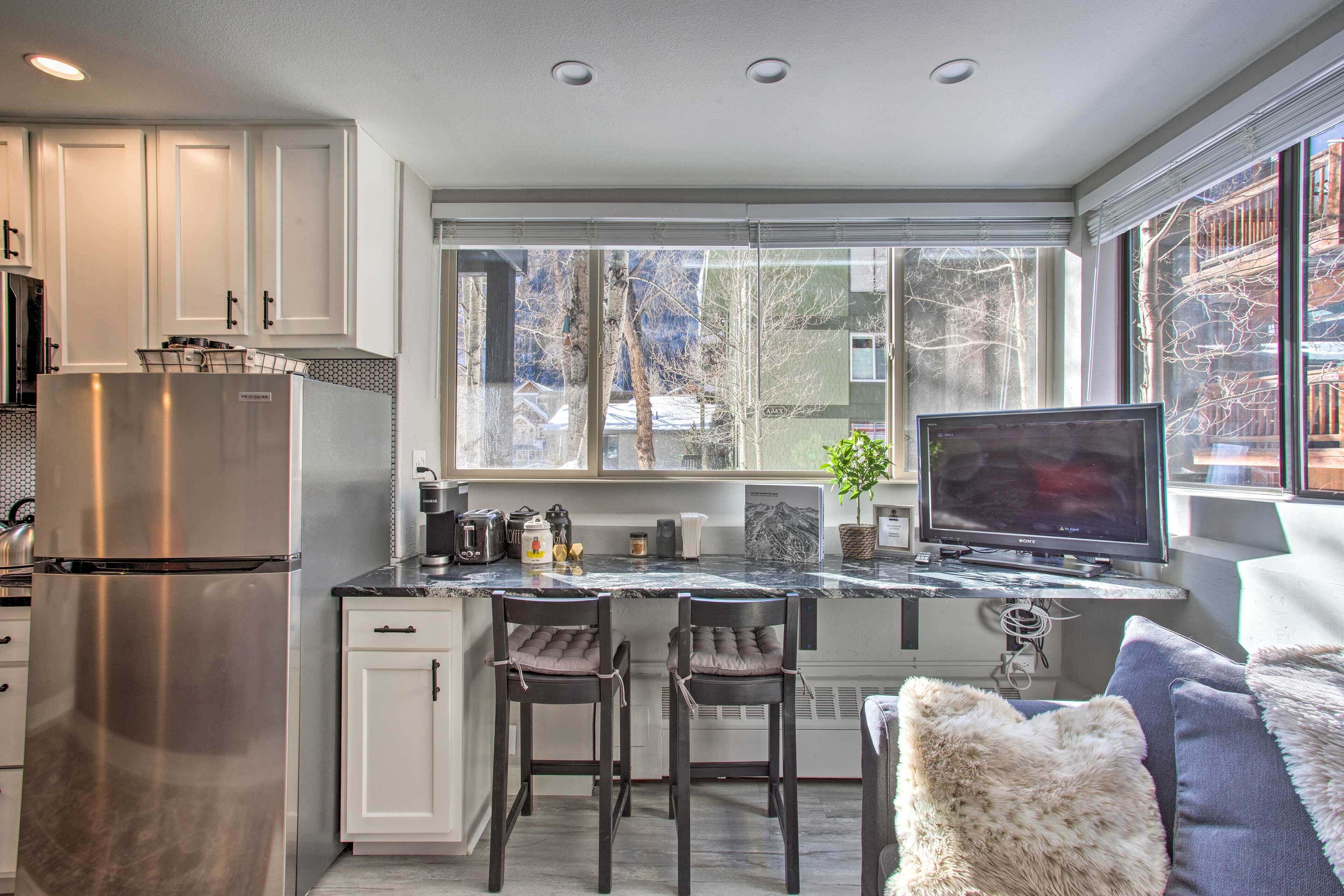 Réfrigérateur, micro-ondes, plaque de cuisson, grille-pain