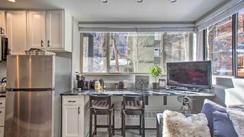 Refrigerador, microondas, placa de cocina, tostadora