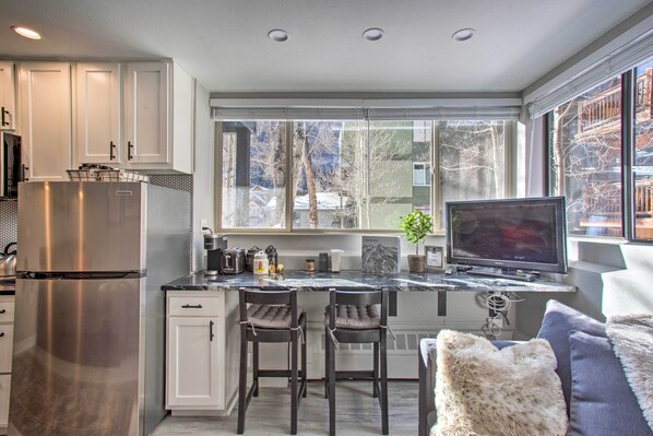 Réfrigérateur, micro-ondes, plaque de cuisson, grille-pain