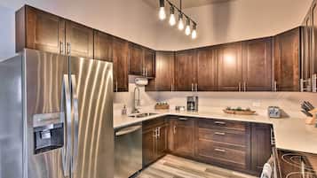 Fridge, microwave, stovetop, dishwasher