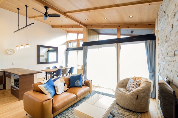 Chalet de lujo, 3 habitaciones, balcón, vista a la montaña | Sala de estar | Televisión LCD de 42 pulgadas con canales digitales y televisión 