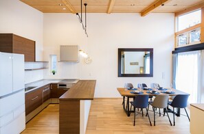 Chalet de lujo, 3 habitaciones, balcón, vista a la montaña | Comedor
