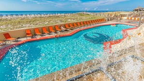 Une piscine au design original, entourée de chaises longues orange et d’une clôture en bois.