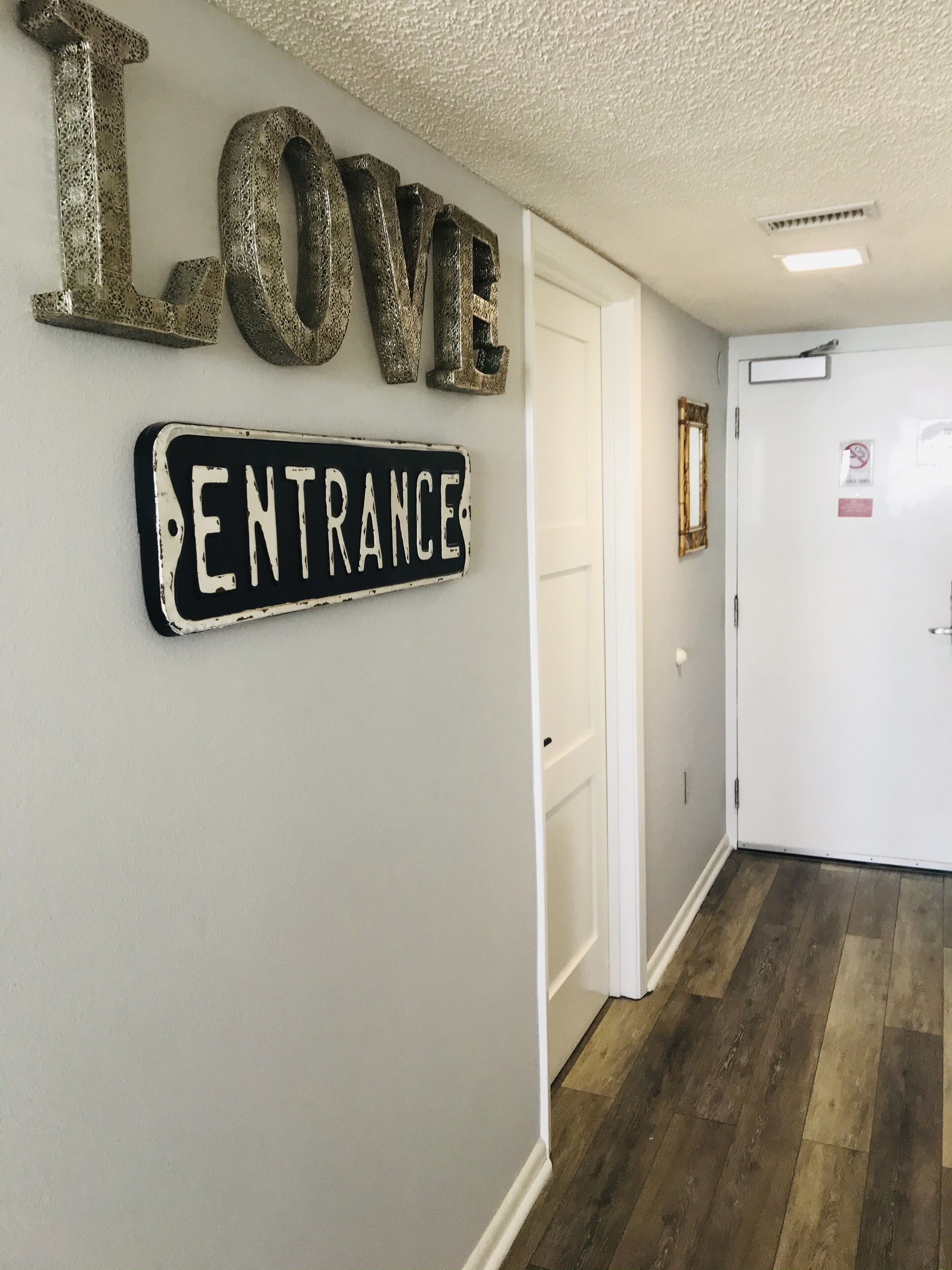 En gang med et skilt på væggen, der siger "I LOVE ENTRANCE".